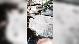 金三角行动东南亚户外两个刚成年萝莉荒野水坑里啪啪